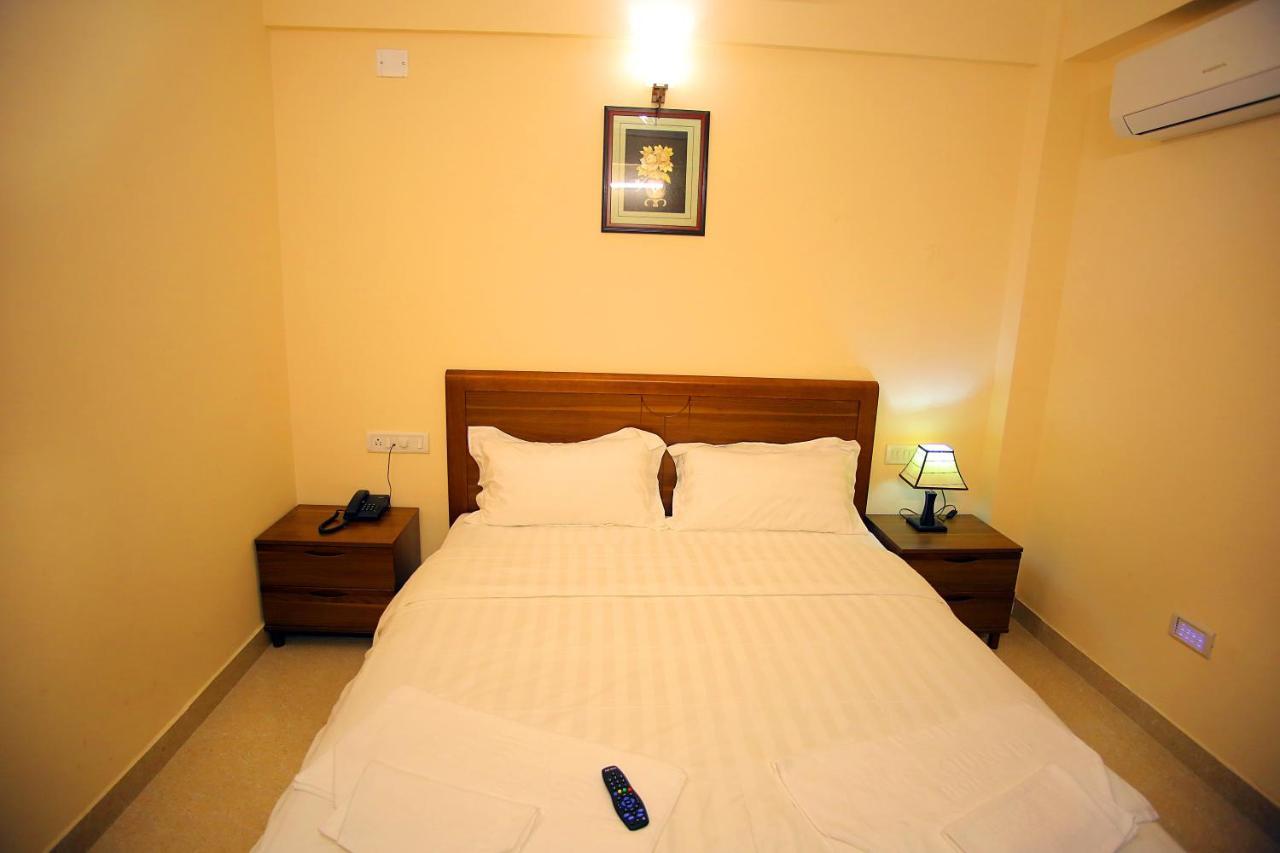 The Lounge Business Hotel Bangalore Exterior photo